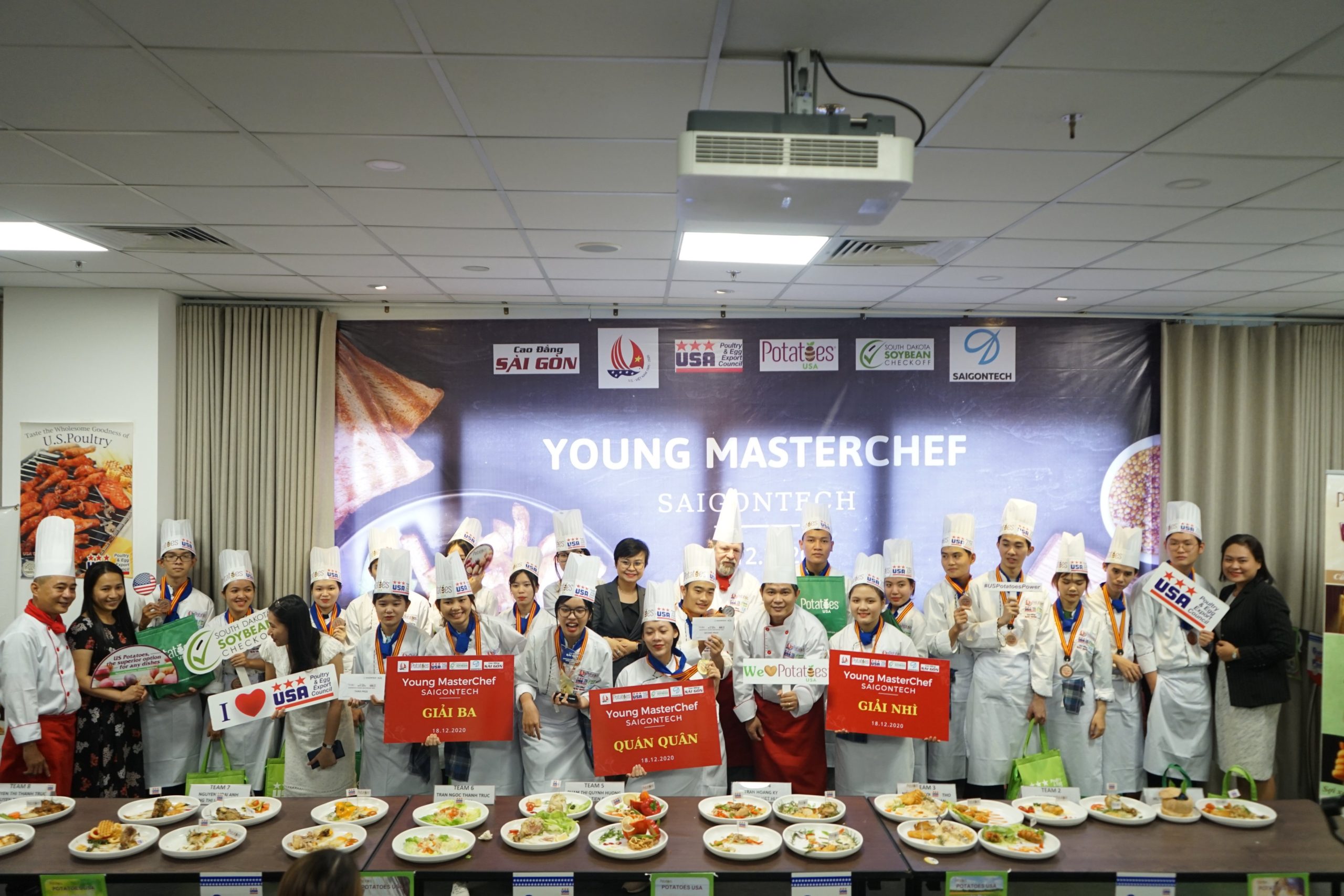 Tại cuộc thi Young Masterchef do trường Cao Đẳng Sài Gòn và Hiện Hiệp Hội Siêu Đầu Bếp Thế Giới Tại Việt Nam tổ chức