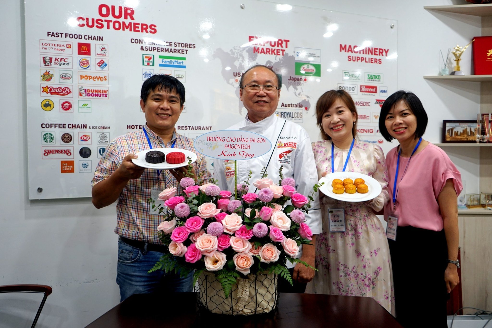 Ông chủ ABC Bakery Kao Siêu Lực và Thầy Nguyễn Viết Thủy - Trưởng Khoa Quản trị Du Lịch - Nhà Hàng - Khách Sạn trường Cao đẳng Sài Gòn