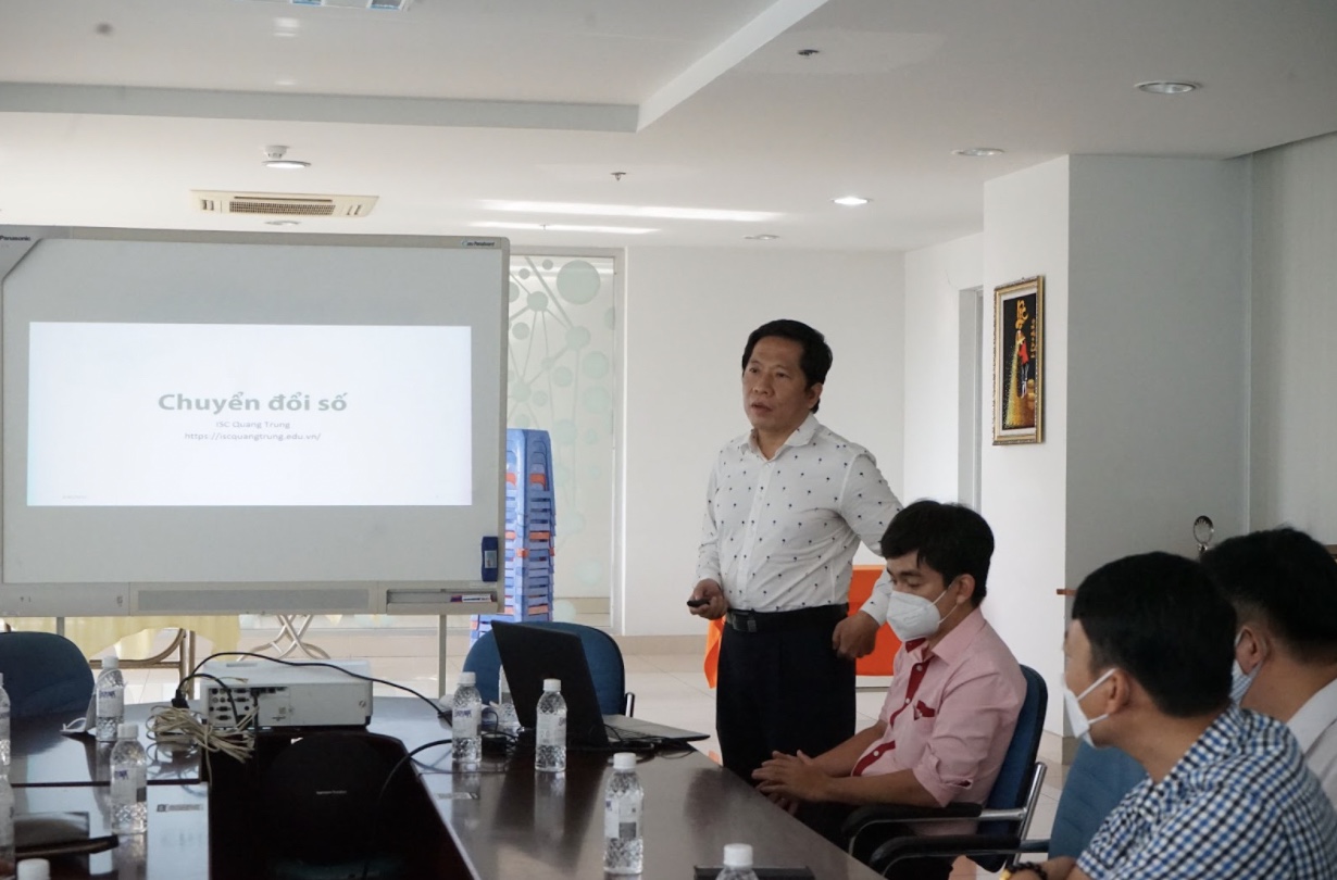 TS. Nguyễn Quốc Huy - Giám Đốc Công Nghệ Thông Tin (CIO) trong cuộc họp TS. Nguyễn Quốc Huy - Giám Đốc Công Nghệ Thông Tin (CIO) trong cuộc họp