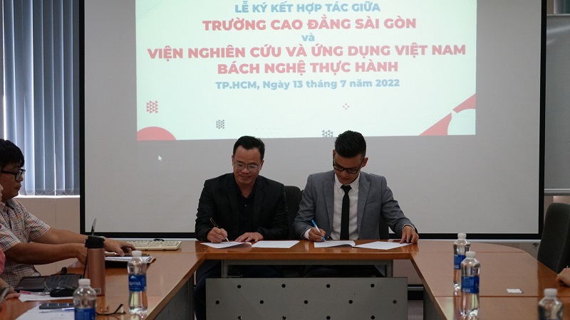  TS Phạm Văn Kiên - Giám đốc vận hành (COO) và TS. Nguyễn Đức Hiền - Viện trưởng Viện Nghiên Cứu đang tiến hành ký kết