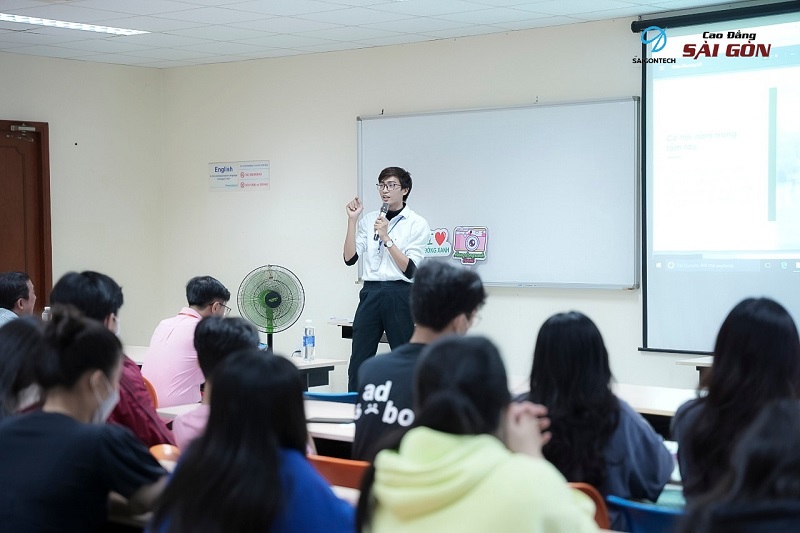 Nhiếp ảnh gia Phương Lữ tại Workshop “Chụp ảnh Nghệ thuật bằng điện thoại”