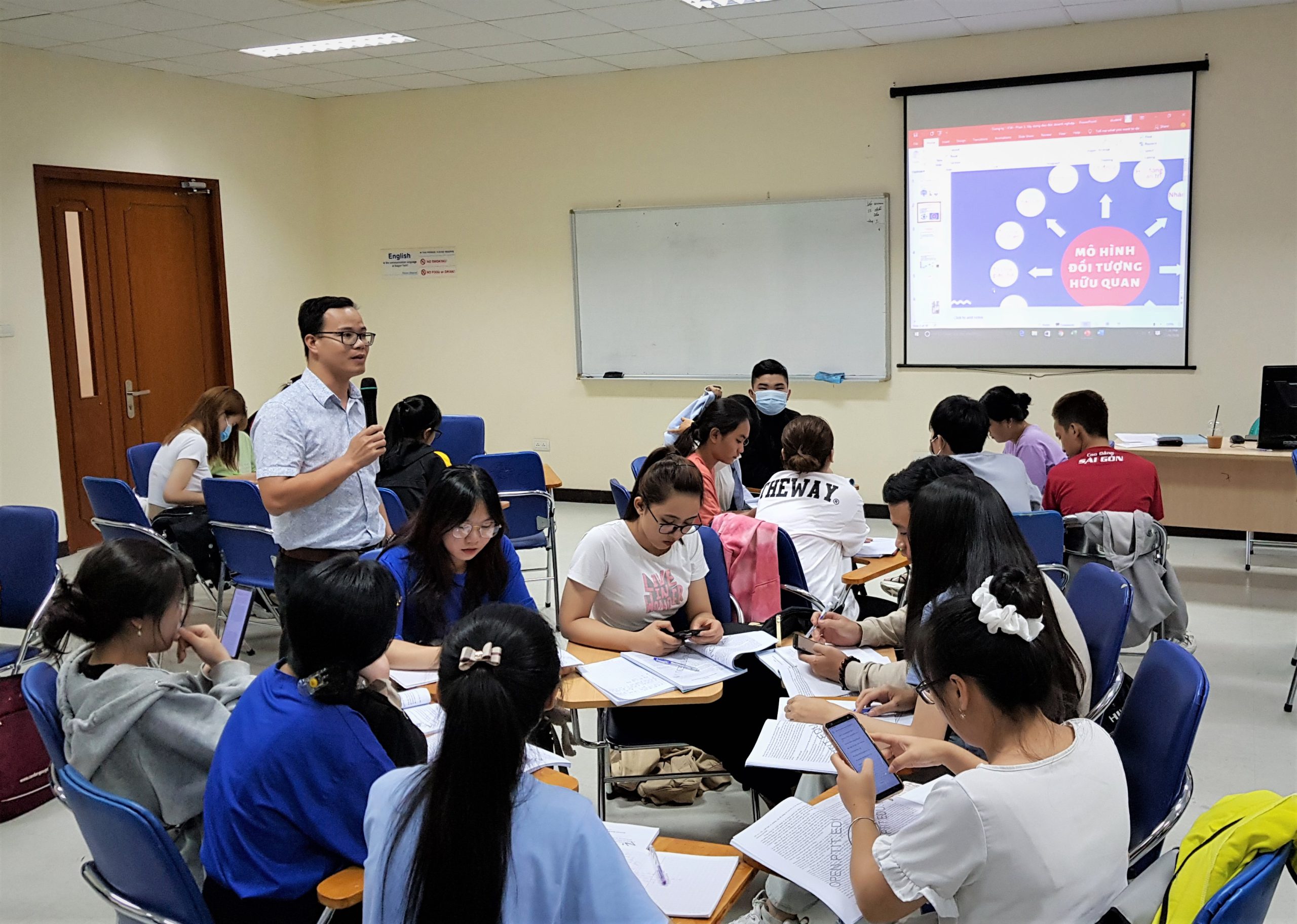 Sinh viên khoa Kinh tế thảo luận nhóm với sự hướng dẫn của giảng viên Sinh viên khoa Kinh tế thảo luận nhóm với sự hướng dẫn của giảng viên