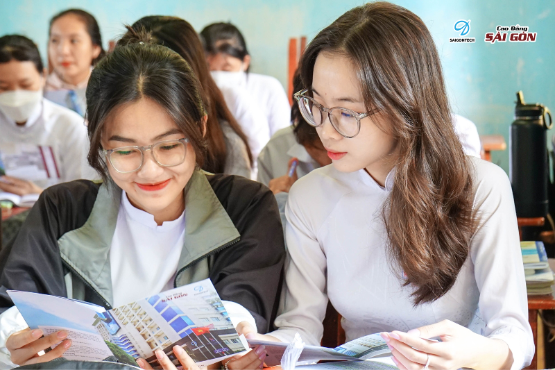 Học sinh lớp 12 các điểm trường ở Đồng Tháp được tư vấn hướng nghiệp và tìm hiểu về Trường Cao đẳng Sài Gòn Học sinh lớp 12 các điểm trường ở Đồng Tháp được tư vấn hướng nghiệp và tìm hiểu về Trường Cao đẳng Sài Gòn