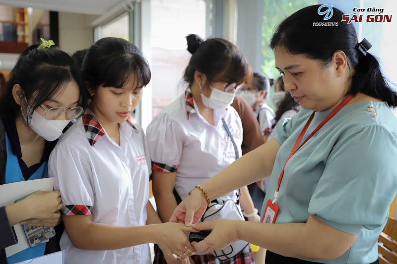 Học sinh THPT Phạm Văn Sáng trải nghiệm sinh trắc vân tay định hướng nghề nghiệp tại Campus Tour 2023