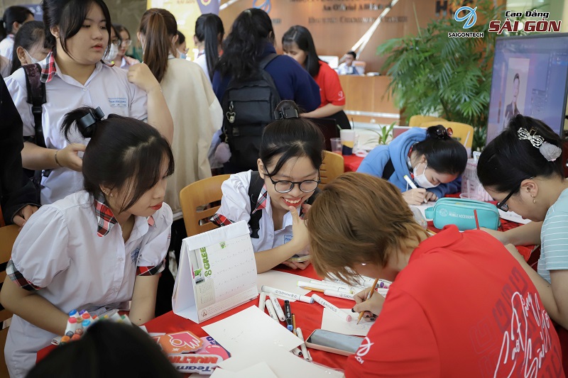 Sinh viên khoa Khoa học - Nghệ thuật Cao đẳng Sài Gòn vẽ tranh chipi tặng các bạn học sinh THPT tại Campus Tour