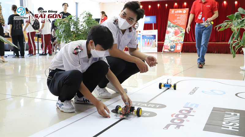 Học sinh THPT trải nghiệm robot tại gian hàng khoa Công nghệ thông tin tại Campus Tour 2023