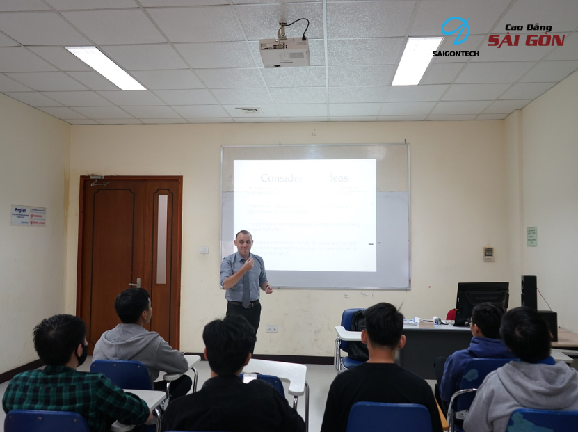 Học Cao đẳng Ngôn ngữ Anh tại Cao đẳng Sài Gòn.