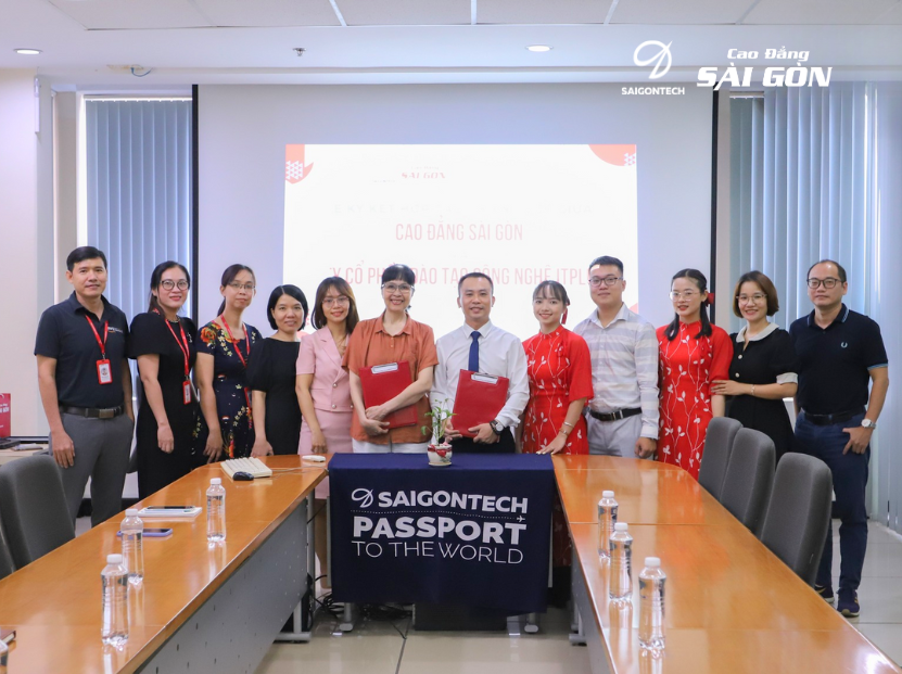 Đại diện hai bên chụp hình lưu niệm sau khi buổi ký kết MOU diễn ra thành công