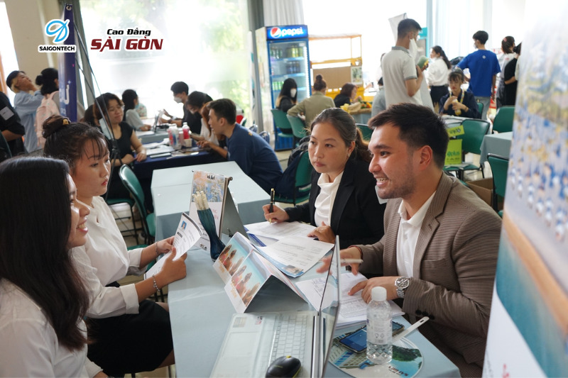 Với kiến thức vững vàng và kỹ năng quản lý, ngành Quản trị Doanh nghiệp mang lại cơ hội thăng tiến và thu nhập hấp dẫn trong suốt hành trình nghề nghiệp