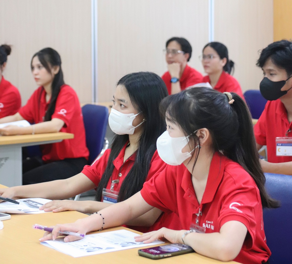 sinh-vien-cao-dang-sai-gon-tham-quan-cang-hang-khong-tan-son-nhat