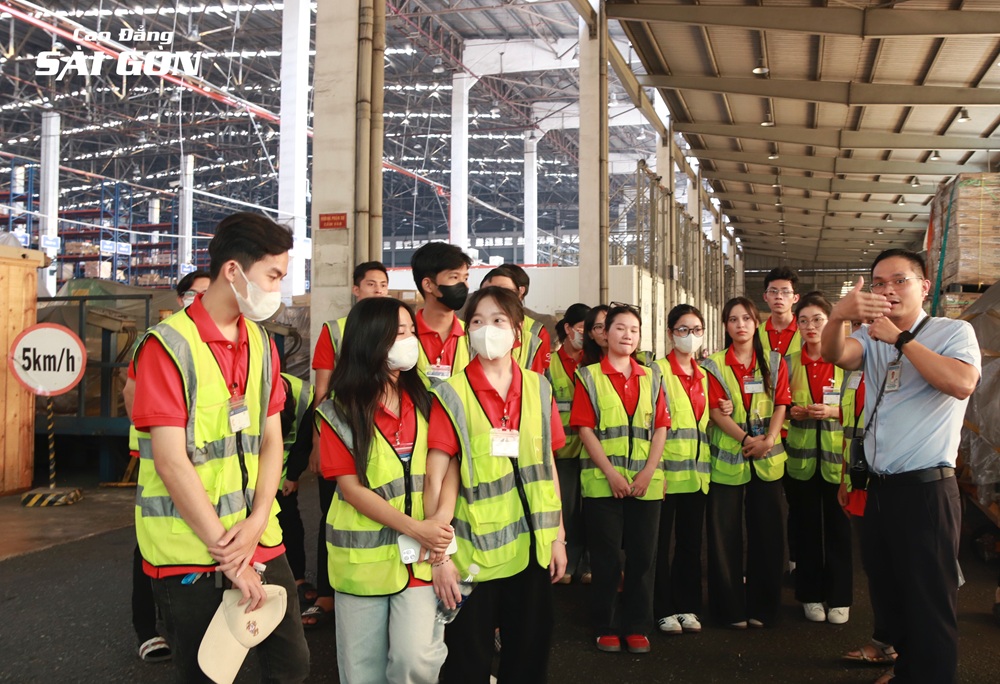 sinh-vien-cao-dang-sai-gon-tham-quan-cang-hang-khong-tan-son-nhat