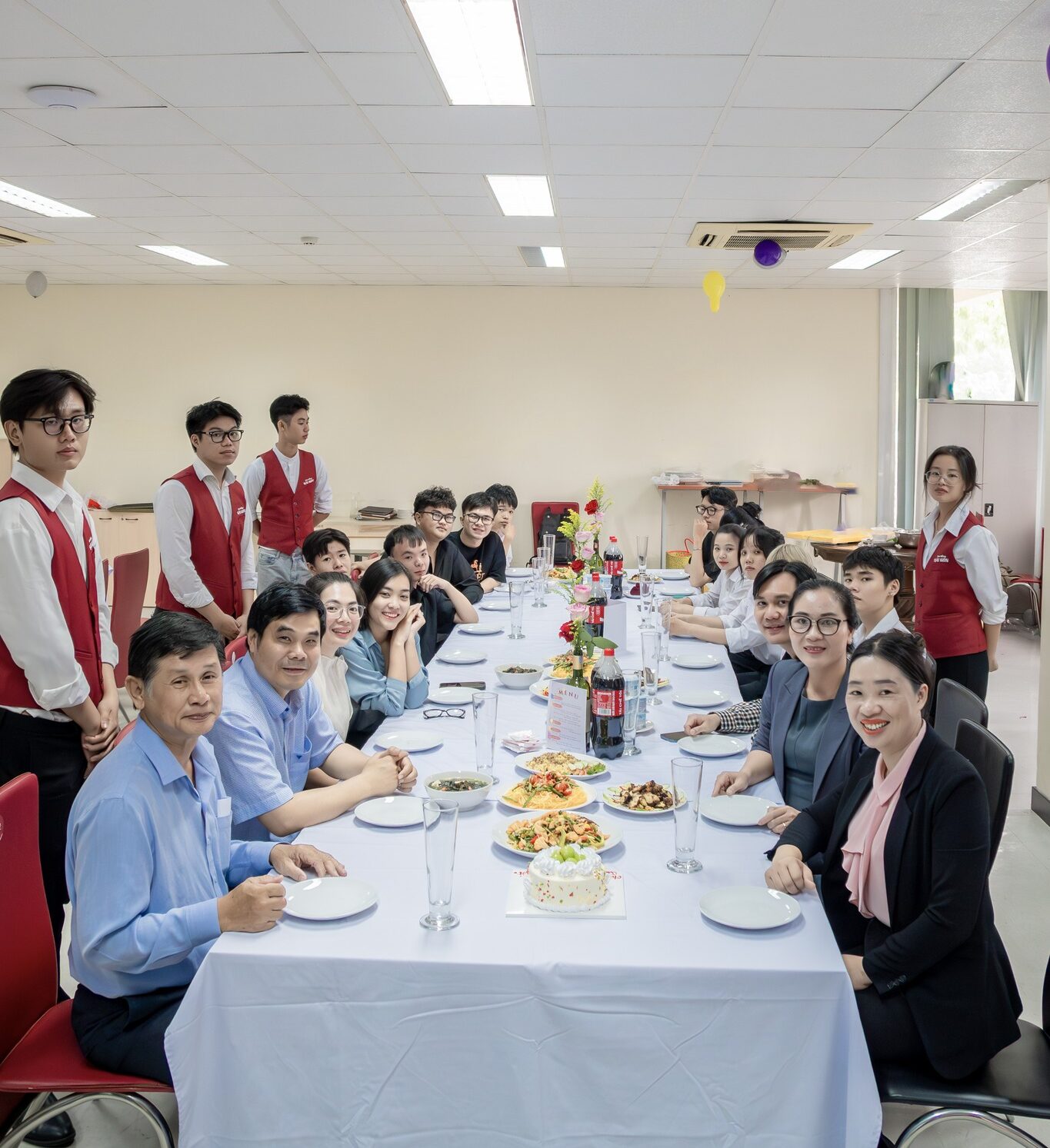 Buổi Thi Cuối Kỳ K24 Ngành Nhà Hàng và Dịch Vụ Ăn Uống: Bàn Tiệc Gắn Kết Đầy Sáng Tạo