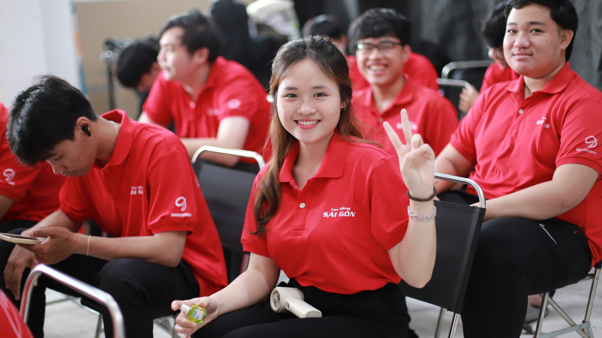 Một buổi học không bảng trắng, không bài giảng lý thuyết – chỉ có ánh đèn, máy quay và sân khấu thật. Sinh viên ngành Đồ họa Đa phương tiện, Trường Cao đẳng Sài Gòn, đã có một ngày đi thực tế làm nghề “đúng nghĩa” tại Fenik Studio, nơi các bạn lần đầu tiên được tự tay setup máy quay livestream, dựng sân khấu talkshow, kiểm soát ánh sáng và trực tiếp quay dựng.