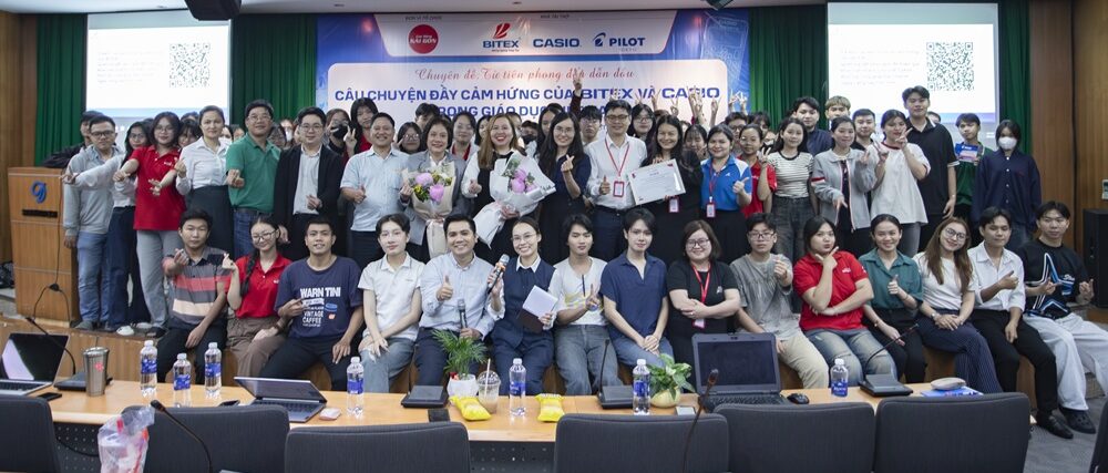 Chuyên đề “Từ tiên phong đến dẫn đầu” – Hành trình truyền cảm hứng từ BITEX và CASIO tại Trường Cao đẳng Sài Gòn Trong khuôn khổ các hoạt động trải nghiệm thực tế, sinh viên Trường Cao đẳng Sài Gòn đã có cơ hội tham gia buổi chuyên đề “Từ tiên phong đến dẫn đầu” cùng đại diện doanh nghiệp BITEX & CASIO. Buổi chia sẻ mang đến những bài học giá trị về hành trình xây dựng thương hiệu, tinh thần đổi mới sáng tạo và khát vọng vươn lên trong thời đại số. Khơi nguồn cảm hứng từ câu chuyện tiên phong Trong suốt chương trình, sinh viên Trường Cao đẳng Sài Gòn đã được lắng nghe những chia sẻ chân thành từ bà Trần Thanh Thảo – người đã đồng hành cùng BITEX trên hành trình phát triển và mở rộng thương hiệu suốt nhiều năm qua. Từ một doanh nghiệp Việt Nam tiên phong trong việc đưa máy tính CASIO vào phục vụ ngành giáo dục, BITEX đã không ngừng đổi mới, mở rộng quy mô và khẳng định vị thế dẫn đầu trong lĩnh vực thiết bị giáo dục tại Việt Nam. Thông qua những ví dụ thực tế, diễn giả đã giúp sinh viên hiểu rõ hơn về hành trình xây dựng thương hiệu, từ việc xác định tầm nhìn, kiên định với giá trị cốt lõi cho đến việc tạo ra sự khác biệt giữa thị trường cạnh tranh khốc liệt. Câu chuyện của BITEX và CASIO cũng là minh chứng cho tinh thần “tiên phong để dẫn đầu” – không ngại thử thách, luôn tìm kiếm giải pháp mới và không ngừng hoàn thiện để tạo ra giá trị bền vững. Lan tỏa tinh thần học hỏi và đổi mới sáng tạo Bên cạnh việc chia sẻ về chiến lược phát triển thương hiệu, diễn giả còn truyền tải đến sinh viên thông điệp ý nghĩa về tư duy đổi mới và khả năng thích ứng – những yếu tố quan trọng trong thời đại chuyển đổi số. Theo bà Trần Thanh Thảo, thành công của một tổ chức hay một cá nhân không chỉ đến từ năng lực chuyên môn, mà còn từ thái độ chủ động học hỏi, dám nghĩ dám làm và sẵn sàng thay đổi để tiến xa hơn. Buổi chuyên đề không chỉ là một buổi chia sẻ thông tin, mà còn là một hành trình lan tỏa cảm hứng, giúp sinh viên hiểu rằng thành công không đến từ cơ hội tình cờ, mà được tạo nên từ sự kiên định và tinh thần đổi mới không ngừng. Bước đệm cho hành trình dẫn đầu của sinh viên Cao đẳng Sài Gòn Chuyên đề “Từ tiên phong đến dẫn đầu” đã giúp sinh viên Cao đẳng Sài Gòn mở rộng mối quan hệ với doanh nghiệp, tiếp cận môi trường làm việc chuyên nghiệp và học hỏi những kỹ năng mới, cần thiết cho tương lai. Buổi chuyên đề khép lại trong không khí hứng khởi, với những ánh mắt tràn đầy quyết tâm – minh chứng cho sức lan tỏa của tinh thần “tiên phong để dẫn đầu” mà BITEX và CASIO đã truyền lại. Trong thời gian tới, Trường Cao đẳng Sài Gòn sẽ tiếp tục triển khai nhiều chương trình chuyên đề, hội thảo và hoạt động trải nghiệm thực tế, giúp sinh viên được học hỏi, kết nối và phát triển toàn diện. Nhà trường luôn hướng đến mục tiêu xây dựng môi trường học tập năng động, thực tiễn, nơi mỗi sinh viên có thể khẳng định năng lực, phát huy bản lĩnh và vững vàng trên hành trình lập nghiệp, đúng với phương châm “Học thật – Làm thật – Thành công thật.