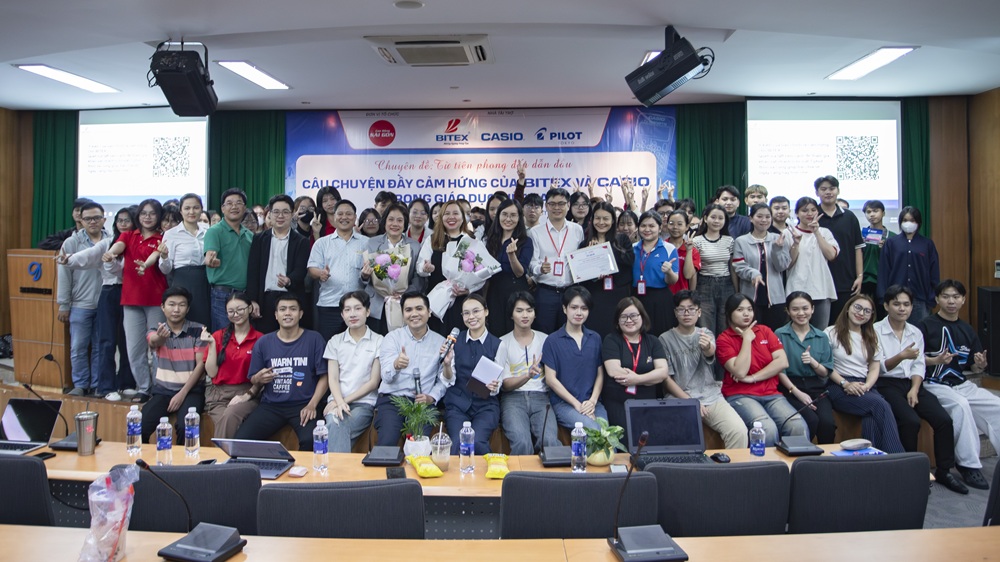 Chuyên đề “Từ tiên phong đến dẫn đầu” – Hành trình truyền cảm hứng từ BITEX và CASIO tại Trường Cao đẳng Sài Gòn Trong khuôn khổ các hoạt động trải nghiệm thực tế, sinh viên Trường Cao đẳng Sài Gòn đã có cơ hội tham gia buổi chuyên đề “Từ tiên phong đến dẫn đầu” cùng đại diện doanh nghiệp BITEX & CASIO. Buổi chia sẻ mang đến những bài học giá trị về hành trình xây dựng thương hiệu, tinh thần đổi mới sáng tạo và khát vọng vươn lên trong thời đại số. Khơi nguồn cảm hứng từ câu chuyện tiên phong Trong suốt chương trình, sinh viên Trường Cao đẳng Sài Gòn đã được lắng nghe những chia sẻ chân thành từ bà Trần Thanh Thảo – người đã đồng hành cùng BITEX trên hành trình phát triển và mở rộng thương hiệu suốt nhiều năm qua. Từ một doanh nghiệp Việt Nam tiên phong trong việc đưa máy tính CASIO vào phục vụ ngành giáo dục, BITEX đã không ngừng đổi mới, mở rộng quy mô và khẳng định vị thế dẫn đầu trong lĩnh vực thiết bị giáo dục tại Việt Nam. Thông qua những ví dụ thực tế, diễn giả đã giúp sinh viên hiểu rõ hơn về hành trình xây dựng thương hiệu, từ việc xác định tầm nhìn, kiên định với giá trị cốt lõi cho đến việc tạo ra sự khác biệt giữa thị trường cạnh tranh khốc liệt. Câu chuyện của BITEX và CASIO cũng là minh chứng cho tinh thần “tiên phong để dẫn đầu” – không ngại thử thách, luôn tìm kiếm giải pháp mới và không ngừng hoàn thiện để tạo ra giá trị bền vững. Lan tỏa tinh thần học hỏi và đổi mới sáng tạo Bên cạnh việc chia sẻ về chiến lược phát triển thương hiệu, diễn giả còn truyền tải đến sinh viên thông điệp ý nghĩa về tư duy đổi mới và khả năng thích ứng – những yếu tố quan trọng trong thời đại chuyển đổi số. Theo bà Trần Thanh Thảo, thành công của một tổ chức hay một cá nhân không chỉ đến từ năng lực chuyên môn, mà còn từ thái độ chủ động học hỏi, dám nghĩ dám làm và sẵn sàng thay đổi để tiến xa hơn. Buổi chuyên đề không chỉ là một buổi chia sẻ thông tin, mà còn là một hành trình lan tỏa cảm hứng, giúp sinh viên hiểu rằng thành công không đến từ cơ hội tình cờ, mà được tạo nên từ sự kiên định và tinh thần đổi mới không ngừng. Bước đệm cho hành trình dẫn đầu của sinh viên Cao đẳng Sài Gòn Chuyên đề “Từ tiên phong đến dẫn đầu” đã giúp sinh viên Cao đẳng Sài Gòn mở rộng mối quan hệ với doanh nghiệp, tiếp cận môi trường làm việc chuyên nghiệp và học hỏi những kỹ năng mới, cần thiết cho tương lai. Buổi chuyên đề khép lại trong không khí hứng khởi, với những ánh mắt tràn đầy quyết tâm – minh chứng cho sức lan tỏa của tinh thần “tiên phong để dẫn đầu” mà BITEX và CASIO đã truyền lại. Trong thời gian tới, Trường Cao đẳng Sài Gòn sẽ tiếp tục triển khai nhiều chương trình chuyên đề, hội thảo và hoạt động trải nghiệm thực tế, giúp sinh viên được học hỏi, kết nối và phát triển toàn diện. Nhà trường luôn hướng đến mục tiêu xây dựng môi trường học tập năng động, thực tiễn, nơi mỗi sinh viên có thể khẳng định năng lực, phát huy bản lĩnh và vững vàng trên hành trình lập nghiệp, đúng với phương châm “Học thật – Làm thật – Thành công thật.