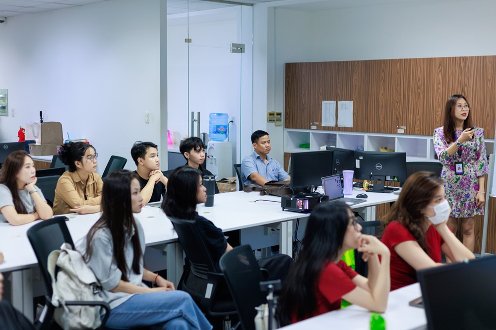 sinh-vien-nganh-tai-chinh-ngan-hang-tham-quan-doanh-nghiep