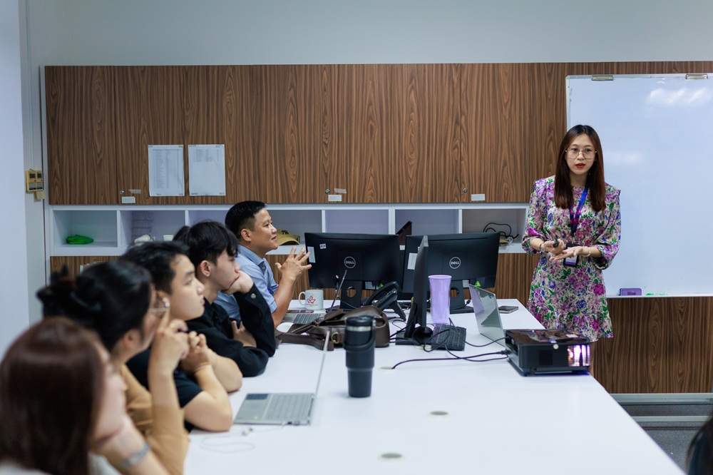 sinh-vien-nganh-tai-chinh-ngan-hang-tham-quan-doanh-nghiep