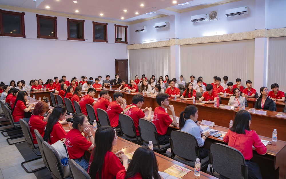 sinh-vien-nganh-tieng-anh-tham-quan-toa-soan-bao-kinh-te-sai-gon