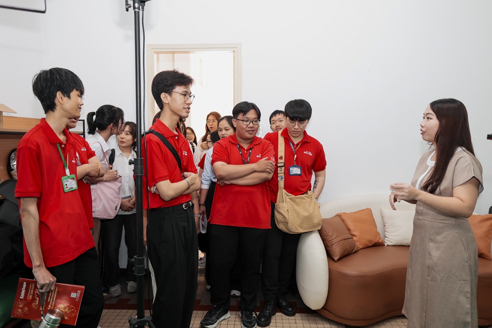 sinh-vien-nganh-tieng-anh-tham-quan-toa-soan-bao-kinh-te-sai-gon