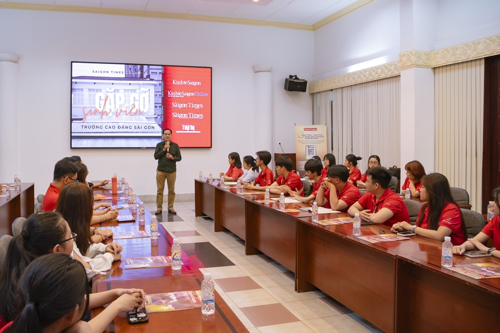 sinh-vien-nganh-tieng-anh-tham-quan-toa-soan-bao-kinh-te-sai-gon