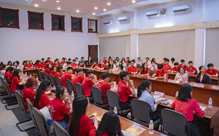 sinh-vien-nganh-tieng-anh-tham-quan-toa-soan-bao-kinh-te-sai-gon