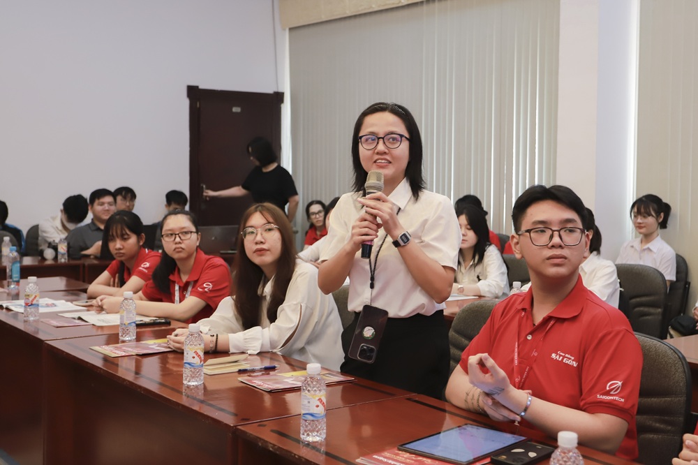 sinh-vien-nganh-tieng-anh-tham-quan-toa-soan-bao-kinh-te-sai-gon