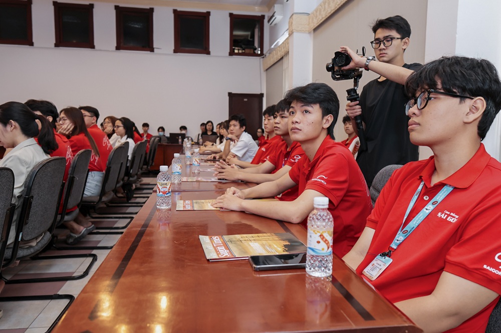 sinh-vien-nganh-tieng-anh-tham-quan-toa-soan-bao-kinh-te-sai-gon