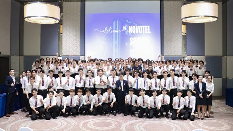 Novotel Saigon Centre – “Phòng học thực tế” cho sinh viên Cao đẳng Sài Gòn Là đối tác chiến lược trong đào tạo thực hành, Novotel Saigon Centre mang đến cho sinh viên CĐSG cơ hội tiếp xúc với môi trường doanh nghiệp quốc tế – nơi lý thuyết được chuyển hóa thành kỹ năng thực hành. Hoạt động tham quan, trải nghiệm tại khách sạn không chỉ giúp sinh viên hiểu rõ quy trình vận hành mà còn rèn luyện thái độ làm việc, kỹ năng giao tiếp và xử lý tình huống thực tế, những yếu tố cốt lõi để thành công trong ngành Nhà hàng – Khách sạn. Trường Cao đẳng Sài Gòn luôn chú trọng phát triển các chương trình hợp tác với doanh nghiệp như Novotel, giúp sinh viên vừa học, vừa trải nghiệm, vừa định hướng rõ ràng tương lai nghề nghiệp.