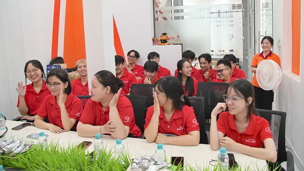 Sinh viên năm nhất ngành thương mại điện tử trải nghiệm thực tế tại Công ty TNHH VIO