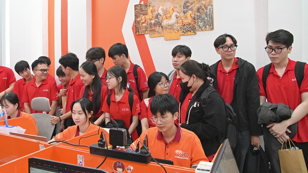 sinh-vien-truong-cao-dang-sai-gon-tham-quan-doanh-nghiep-vio