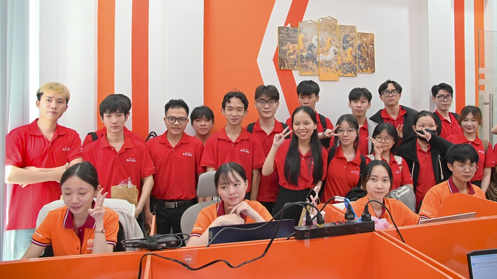 sinh-vien-truong-cao-dang-sai-gon-tham-quan-doanh-nghiep-vio