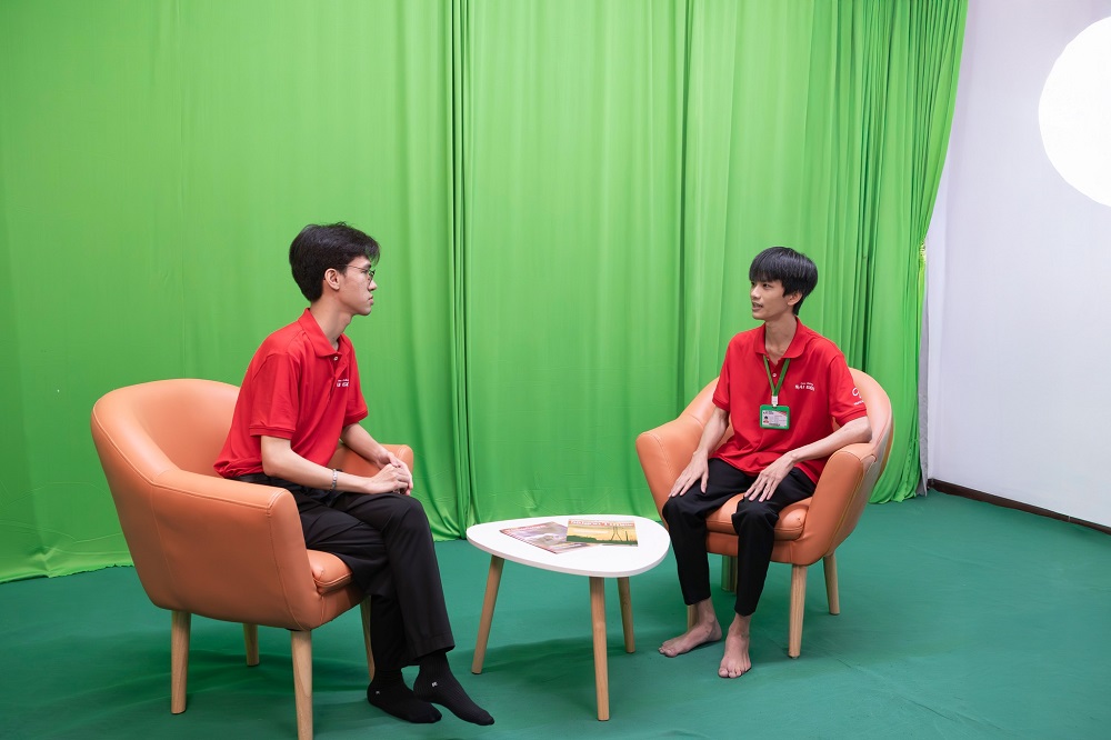 sinh-vien-nganh-ngon-ngu-anh-tham-quan-doanh-nghiep