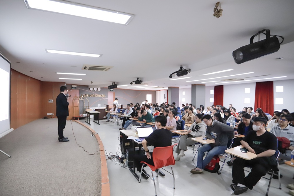 thay-nguyen-trung-ba-dien-gia-cua-buoi-workshop-bien-ai-thanh-tro-ly-cho-sinh-vien-truong-cao-dang-sai-gon