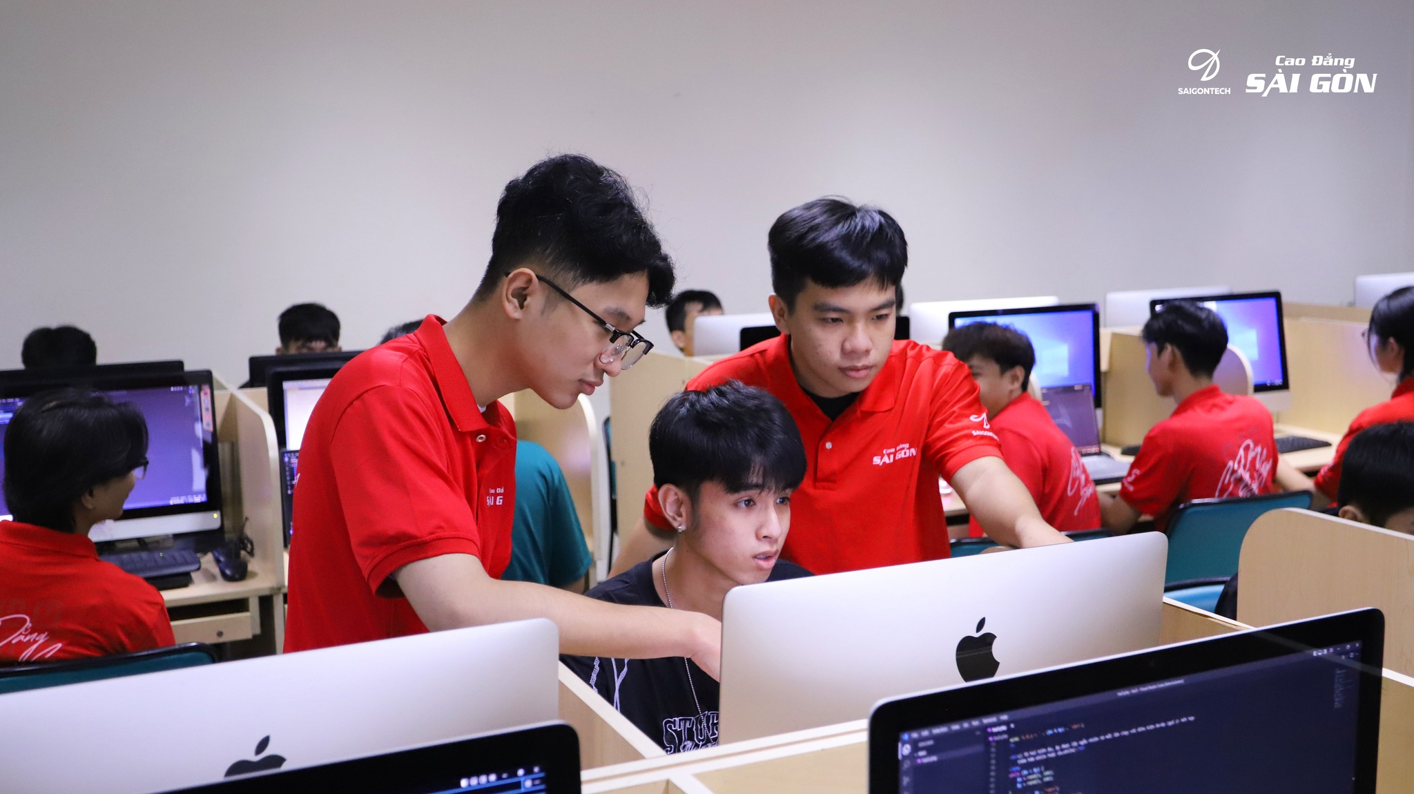 Ngành Lập trình máy tính là một trong những ngành lí tưởng dành cho học lực trung bình